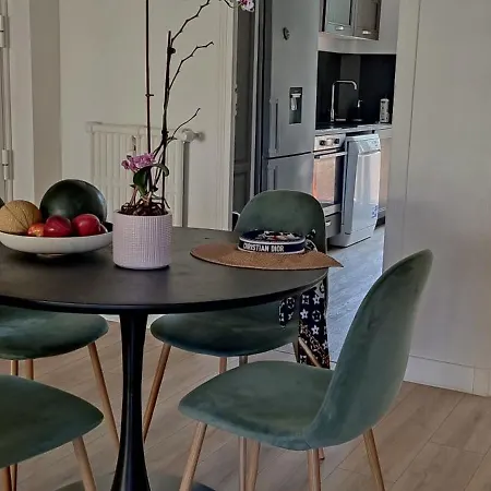 2 Bedroom In The Center Apartment